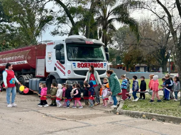 Maciá celebró el Día Nacional del Bombero Voluntario con acto y caravana