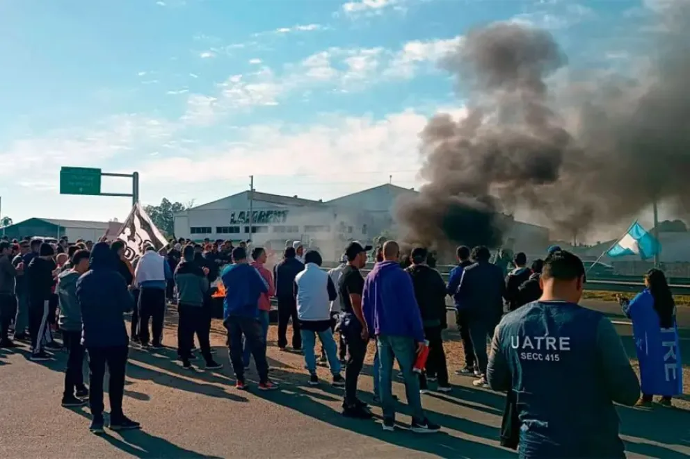 Trabajadores de Granja Tres Arroyos reclamaron sobre Ruta 14 en Concepción del Uruguay
