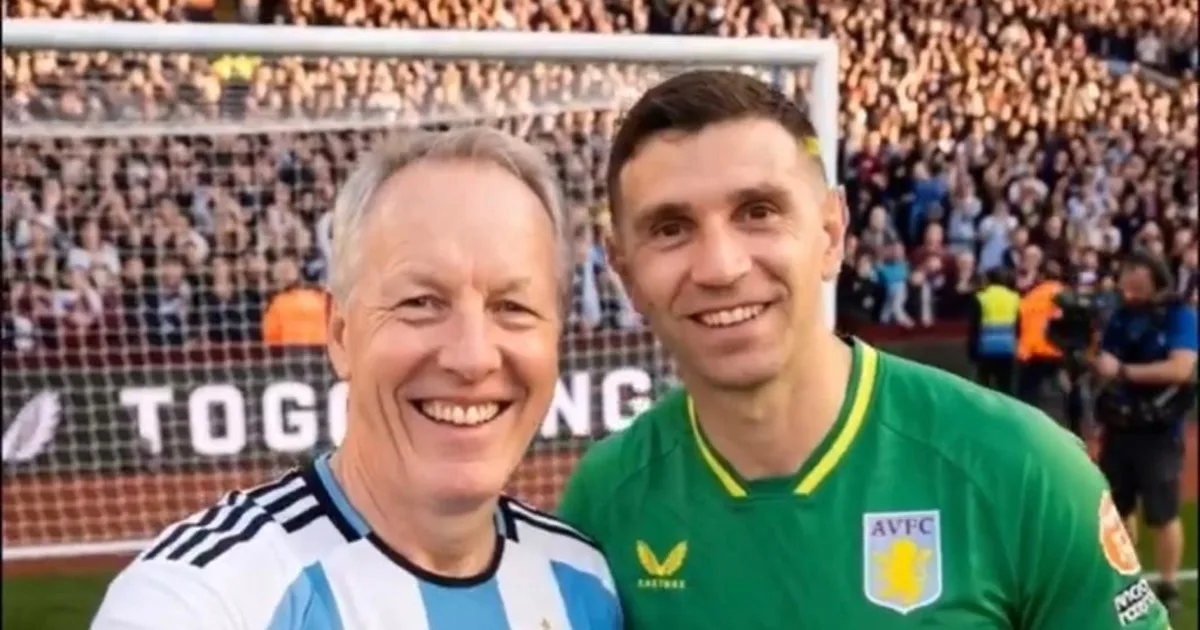 El Embajador británico se puso la camiseta argentina para un video previo al Mundial y se hizo viral