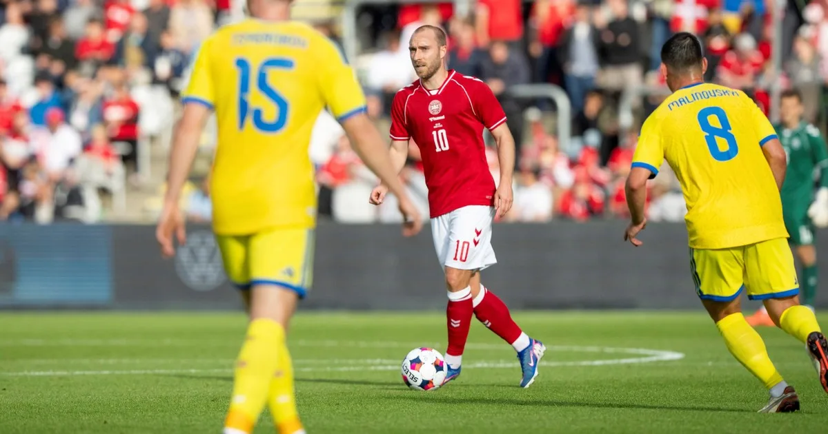 Christian Eriksen volvió a desplomarse en un partido: qué se sabe sobre su estado de salud tras el susto en Dinamarca