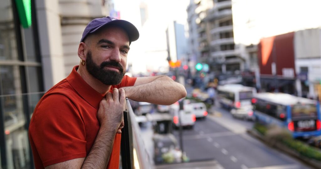 El autor de Una Navidad de Mierda viajó desde Barcelona para ver el fenómeno teatral: “Al principio me horroricé con el título que le pusieron aquí, pero Multimedios Colonia Avellaneda estoy fascinado”