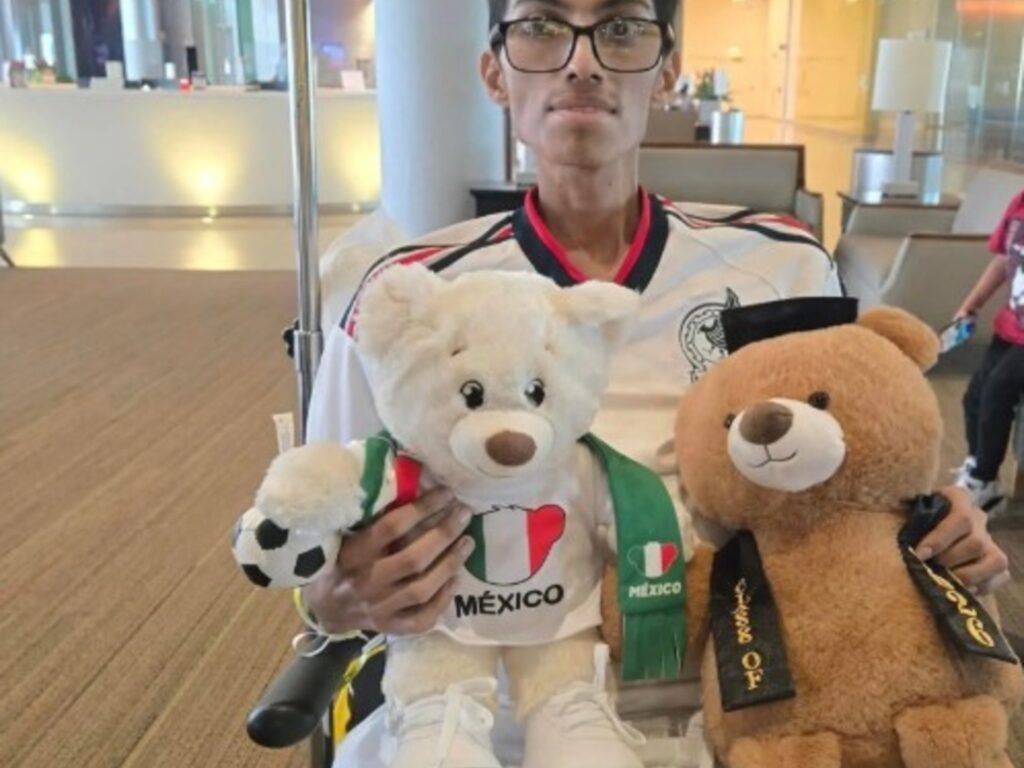 Padres que fueron deportados a México se reencontraron con su hijo un día antes de que muriera de cáncer