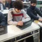 Estudiantes de una escuela técnica refaccionan computadoras para escuelas primarias